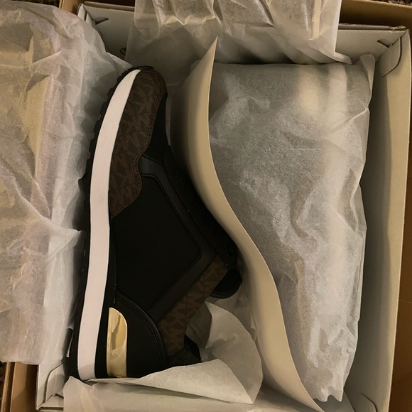 MK SHOES - Picture 3 of 6